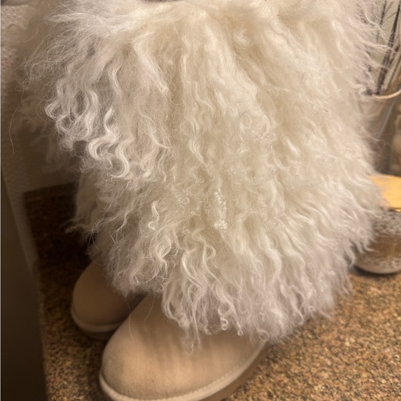 Ugg Lida Curly Sheepskin Mongolia fluffy Suede Boots Size 8 like new - Picture 3 of 6